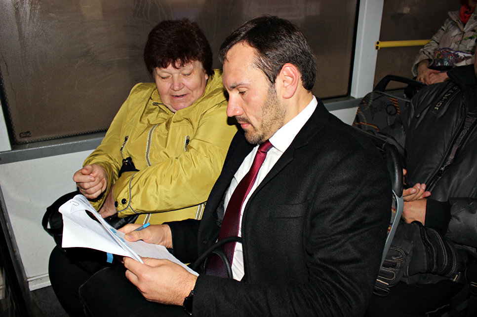 Председатель Госкомитета по государственной регистрации и кадастру Крыма Александр Спиридонов добирается на прием граждан в Симферополе на троллейбусе