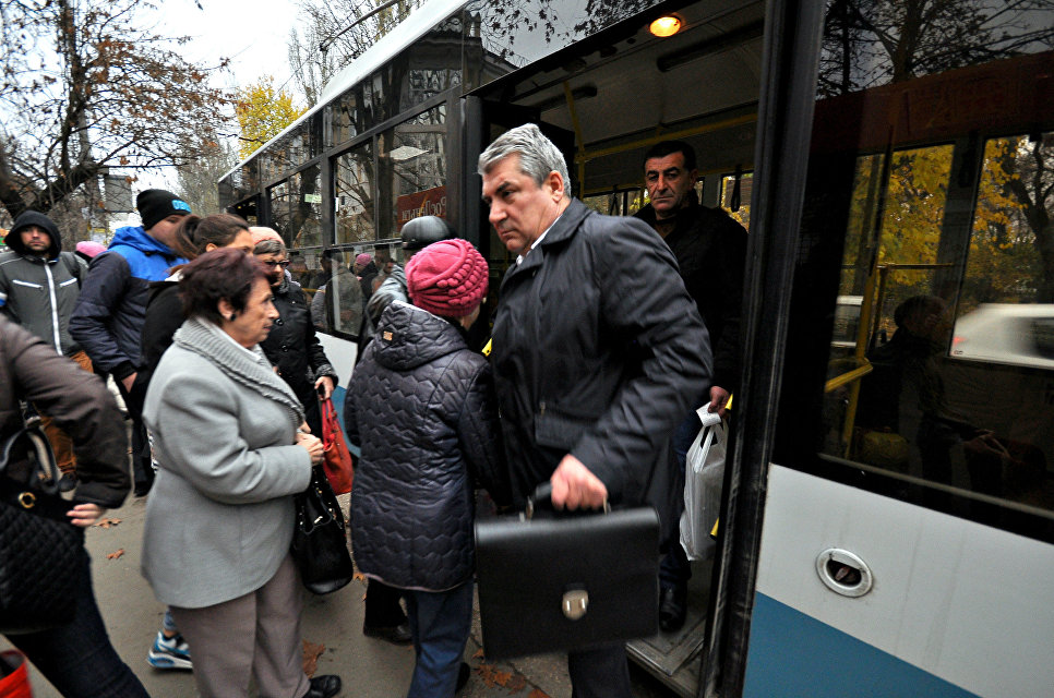 Министр здравоохранения Крыма Александр Голенко добирается на прием граждан в Симферополе на троллейбусе