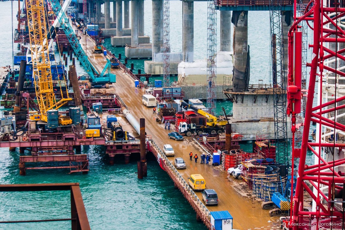 Рабочий мост, по которому передвигаются строители. Справа - опоры Крымского моста. Фото Александры Рогожиной