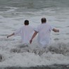 Судакчане на Крещение окунулись в море, несмотря на шторм 78