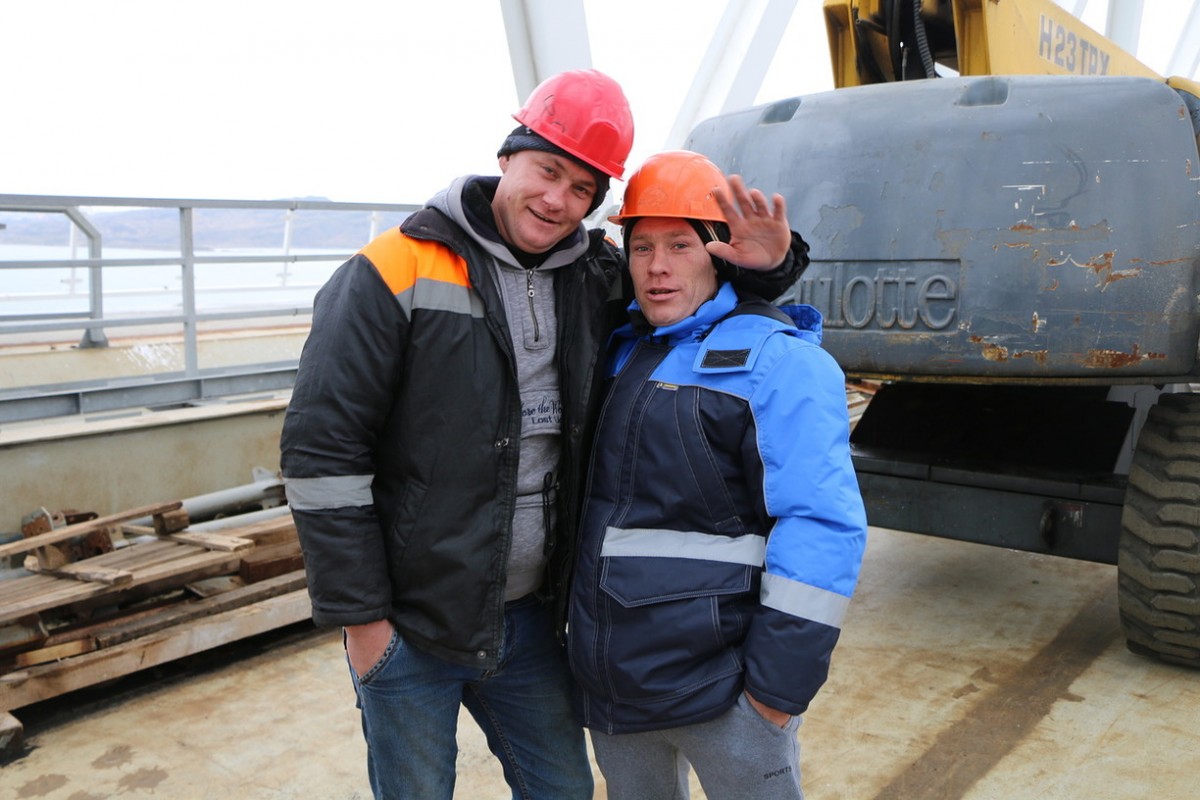 Строители Крымского моста. Спасибо вам, ребята, за вашу работу! Фото Алексея Рогожина
