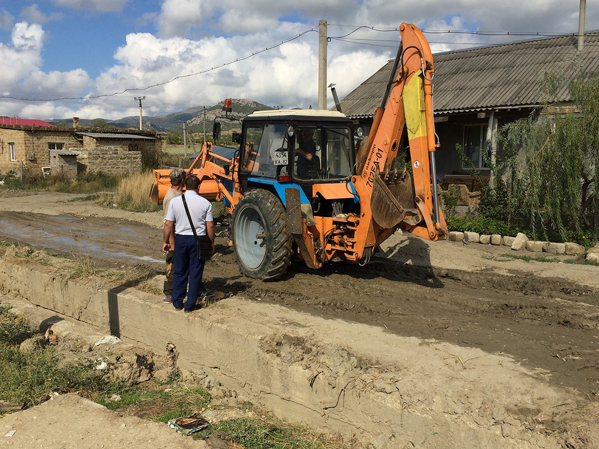 В Судаке продолжается борьба со сбросами стоков из частных домов в русло реки