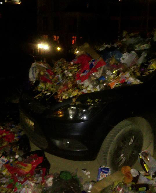 В Судаке завалили мусором автомобиль