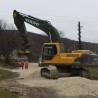 В Грушевке работники карьера ремонтируют разбитую стихией дорогу