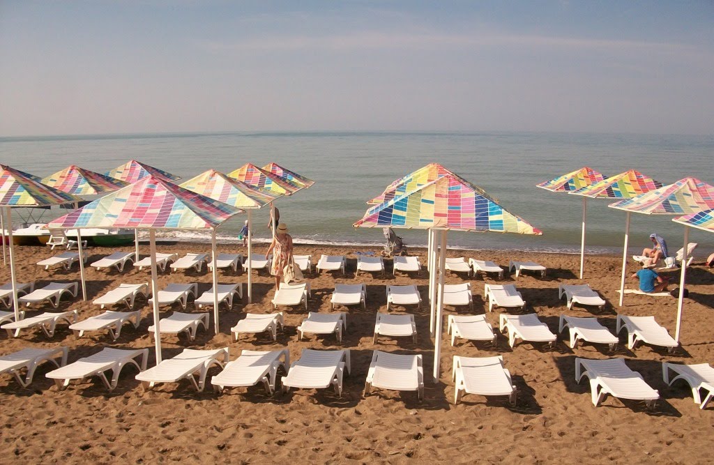 Аксенов предложил запретить устанавливать лежаки на пляже заранее