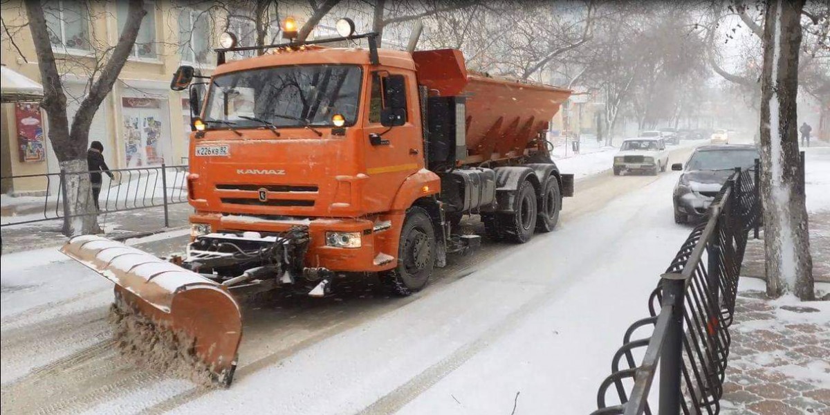 На улицы Судака вышла спецтехника для уборки снега