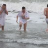 Судакчане на Крещение окунулись в море, несмотря на шторм 81